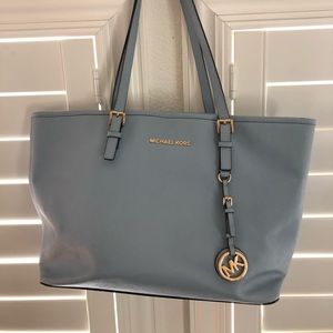 Michael Kors Jet Set Travel Medium Top-Zip Tote